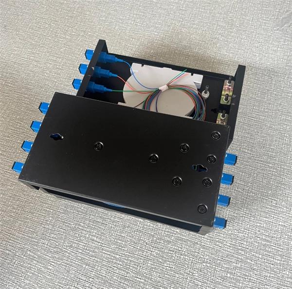 Grounding of electrical components in distribution box